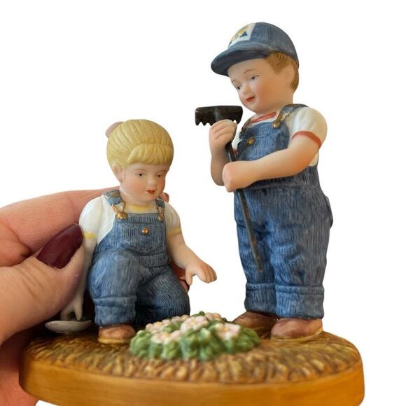COUNTRY STORE, LIMITED EDITION, “ LITTLE FARMERS” porcelain figurine - Picture 4 of 9